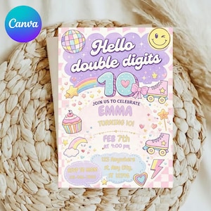Könnte beinhalten: Eine farbenfrohe Einladungskarte mit dem Text "Hello double digits 10" und "Join us to celebrate Emma turning 10!". Das Design umfasst eine Discokugel, ein Smiley, einen Regenbogen, einen Cupcake, Rollschuhe und Sterne. Die Karte befindet sich auf einem gewebten Hintergrund.