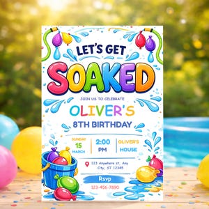 Op de afbeelding: Een verjaardagsuitnodigingskaart met kleurrijke waterballonnen, een blauwe emmer en waterspatten. De tekst luidt: LET'S GET SOAKED, JOIN US TO CELEBRATE OLIVER'S 8TH BIRTHDAY, SUNDAY 15 MARCH, 2:00 PM, OLIVER'S HOUSE, 123 Anywhere st, Any City, ST 12345, RSVP 123-456-7890.