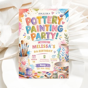 Könnte beinhalten: Eine farbenfrohe Einladung zu einer Töpferei-Malparty. Das Design zeigt den Text "Pottery Painting Party!" in verschiedenen Farben sowie Details für Melissas 8. Geburtstag. Enthält Bilder von Pinseln, Keramik und einer Regenbogen-Tasse.