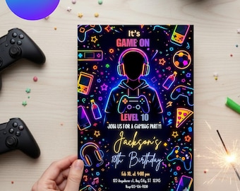 Könnte beinhalten: Eine Einladung zum Geburtstag mit Gaming-Motiv und Neon-Design. Die Einladung zeigt den Text "It's GAME ON" und "LEVEL 10" mit dem Namen "Jackson's" und den Party-Details. Die Einladung wird von einer Hand gehalten.