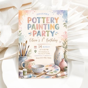 Könnte beinhalten: Eine Einladung im Aquarellstil für eine Töpferei-Malparty. Die Einladung zeigt den Text "Pottery Painting Party" und "Olivia's 8th Birthday". Sie enthält Bilder von Pinseln, Keramik und Malutensilien. Das Datum ist der 14. März.