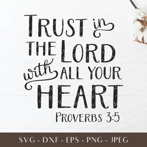 Może przedstawiać: Biała drewniana tablica z napisem "TRUST IN THE LORD with ALL YOUR HEART PROVERBS 3:5" czarnym skryptem. Tablica zawiera r&oacute;wnież opcje typu pliku: SVG, DXF, EPS, PNG i JPEG.