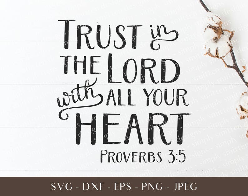 Może przedstawiać: Biała drewniana tablica z napisem "TRUST IN THE LORD with ALL YOUR HEART PROVERBS 3:5" czarnym skryptem. Tablica zawiera r&oacute;wnież opcje typu pliku: SVG, DXF, EPS, PNG i JPEG.