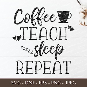 Puede incluir: Diseño gráfico en blanco y negro con las palabras "Coffee Teach Sleep Repeat". Un icono de taza de café está encima de la palabra "Teach". La imagen está sobre un fondo de madera blanca. La parte inferior de la imagen tiene los tipos de archivo: SVG, DXF, EPS, PNG y JPEG.