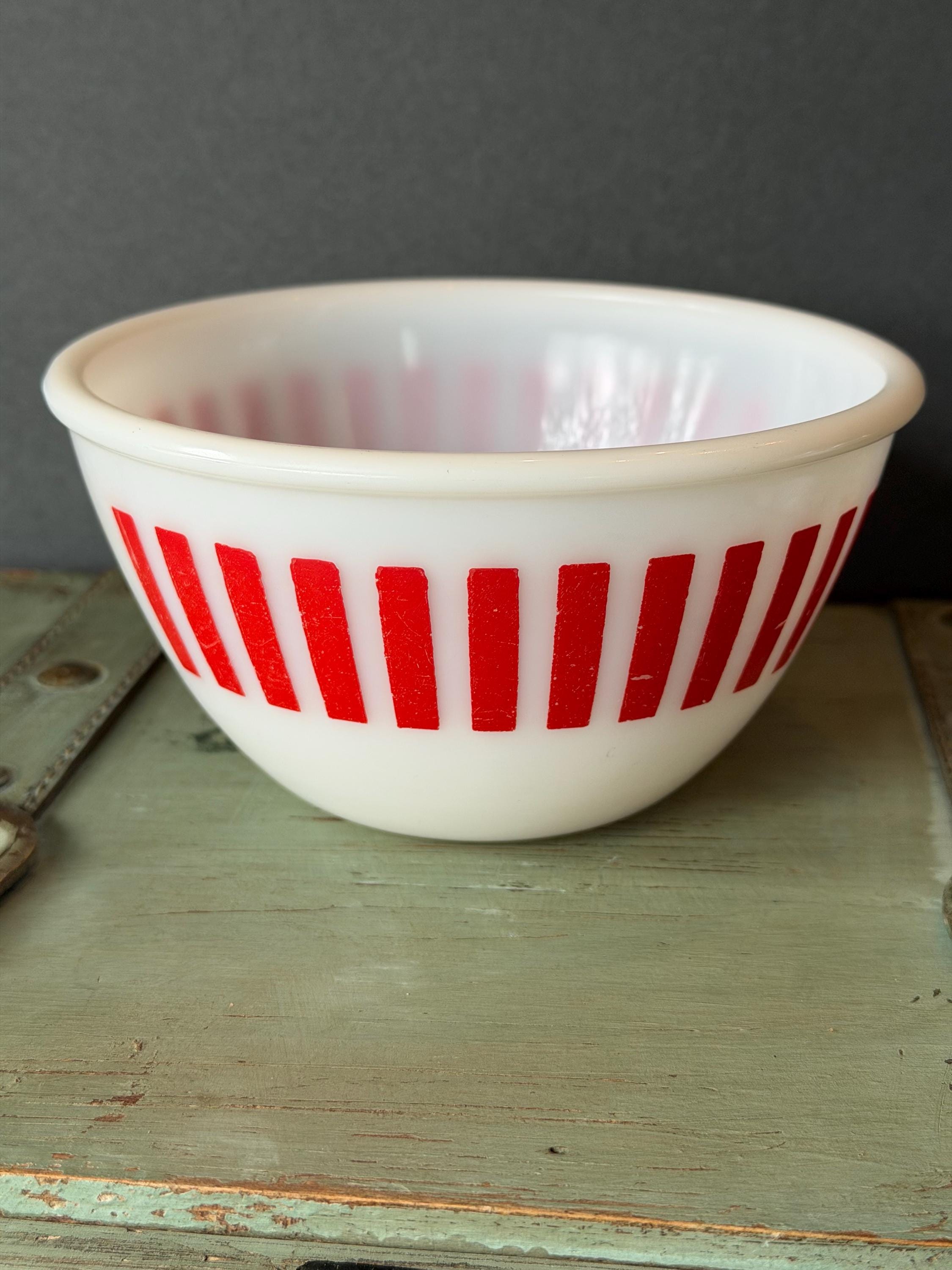 1960s ヘーゼルアトラス　Hazel Atlas スパゲティ　ボウル皿 Vintage Hazel Atlas Milk Glass Red Candy Striped Bowl, 6”dia X 3