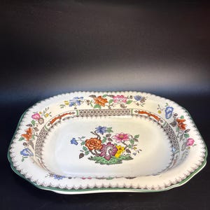 Puede incluir: Un juego de tres tazas de cerámica con un acabado mate moteado. Las tazas son de color crema, gris claro y gris oscuro. Cada taza tiene un diseño simple y minimalista, ideal para café o té.