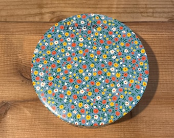 Scatola di latta vintage con decorazioni floreali (Inghilterra) PIENA di aghi