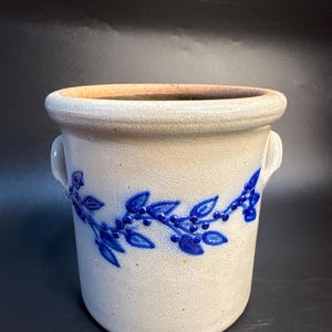 2005 Salmon Falls Stonewear Blueberry Vine Crock, Dover, NH, 13,5 cm t x 13,5 cm d