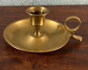 Portavelas antiguo de latón con asa para el dedo, fabricado en India, 4-1/8” de diámetro x 2” de alto x 5” de largo (con asa para el dedo)