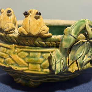 Vintage Majolica Frog Planter, Basketweave and Bamboo, 7.5”od, 5.75”id, 3.25”planter height, 4.5”height to frogs noses.
