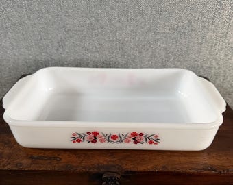 Cazuela o fuente para hornear de vidrio opalino Fire King de la década de 1960, de 1,5 cuartos de galón, color amarillo pálido, 12" x 6,5" x 2".