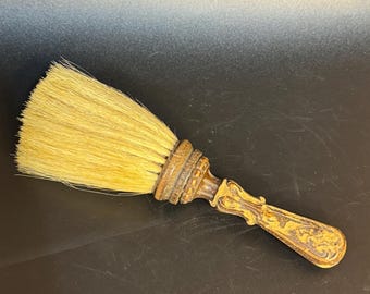 Cepillo de barbero antiguo para quitar el polvo, cerdas de crin de caballo rubia y madera tallada envejecida.