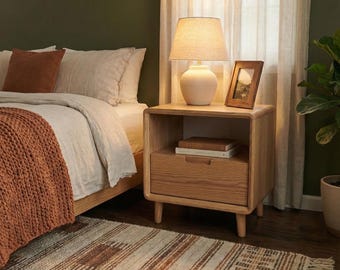 Massief houten nachtkastje met lade, compact nachtkastje, moderne houten bijzettafel