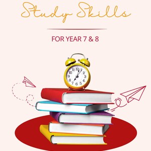 Op de afbeelding: Een afbeelding met een stapel kleurrijke boeken met een gele wekker erop. De tekst luidt "Study Skills FOR YEAR 7 & 8". Er zijn ook illustraties van papieren vliegtuigjes.