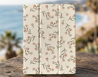 Funda para iPad con estampado floral color melocotón y nombre personalizado.