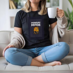 Maglietta Monday Mode, maglietta divertente con umorismo sul lavoro, regalo per gli amanti del caffè immagine 4