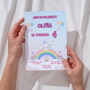 Può includere: Un invito di compleanno dai colori pastello tenuto in mano. L'invito recita "Join us celebrate Olivia is turning 4". Il design include personaggi dei cartoni animati, palloncini, un arcobaleno e scatole regalo. Testo aggiuntivo fornisce i dettagli dell'evento.
