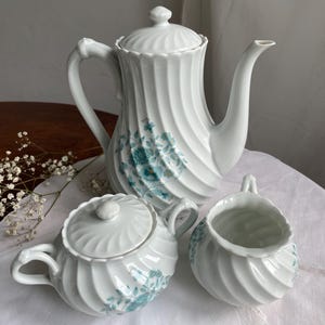 ヴィンテージ ハビランド リモージュ コーヒーセット、ブルーの花柄磁器製コーヒーポット、シュガーボウル、クリーマー