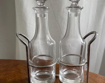 Juego de aceitera y vinagrera Art Déco, soporte plateado, botellas de vidrio italianas de la década de 1920.