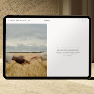 Puede incluir: Una tableta digital muestra un sitio web con la palabra "muse" en la parte superior. La pantalla muestra una imagen de paisaje con manos extendi&eacute;ndose sobre un campo de trigo. El texto describe los valores de la marca.