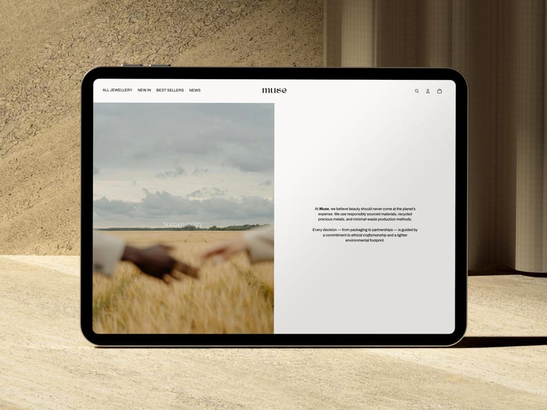Puede incluir: Una tableta digital muestra un sitio web con la palabra "muse" en la parte superior. La pantalla muestra una imagen de paisaje con manos extendi&eacute;ndose sobre un campo de trigo. El texto describe los valores de la marca.