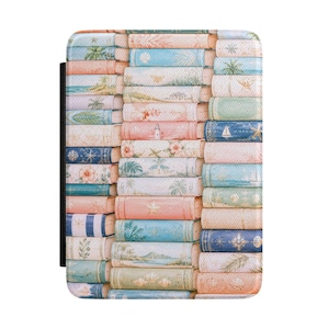 Puede incluir: Una funda rectangular para lector electrónico con un patrón repetitivo de lomos de libros apilados. El diseño muestra un tema costero con ilustraciones de palmeras, conchas, faros, veleros y flores tropicales en una paleta suave de azul pastel, melocotón y crema.