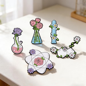 Vetenskap & Blommor Emalj Pin Set, Söt Kemi Blommig Emblem för Ryggsäck, Unik Labutrustning Kavajnål Gåva för Lärare/Elev