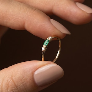 Anillo de oro macizo de 14 quilates con esmeralda y diamantes / Anillo fino apilable / Anillo pequeño con esmeralda / Joyería fina para el día a día / Alianza de boda minimalista | Anillo para el dedo meñique