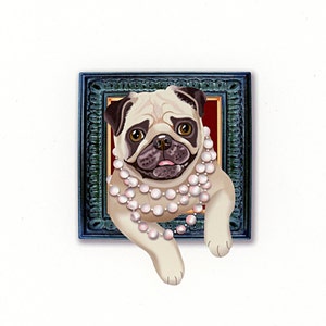 Puede incluir: Un perro pug con un collar de perlas, asomándose desde un marco de imagen azul y dorado adornado.