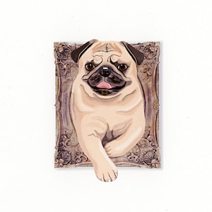 Puede incluir: Un perro pug marrón claro con la cara arrugada asoma de un marco de imagen dorado adornado. El perro tiene una expresión feliz y mira directamente al espectador.