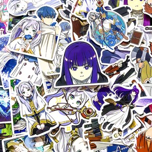 K&ouml;nnte beinhalten: Eine Sammlung von Aufklebern im Anime-Stil mit verschiedenen Charakteren mit detaillierten Gesichtsz&uuml;gen und farbenfrohen Outfits. Die Aufkleber zeigen eine Reihe von Posen und Designs, mit einem Fokus auf Fantasy-Themen und lebendigen Farben.