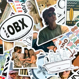 Puede incluir: Una colección de pegatinas con imágenes de personas, tablas de surf y texto. Una pegatina muestra "OBX Outer Banks North Carolina" con un faro. Otras pegatinas incluyen el texto "THE O" y "Fastf".
