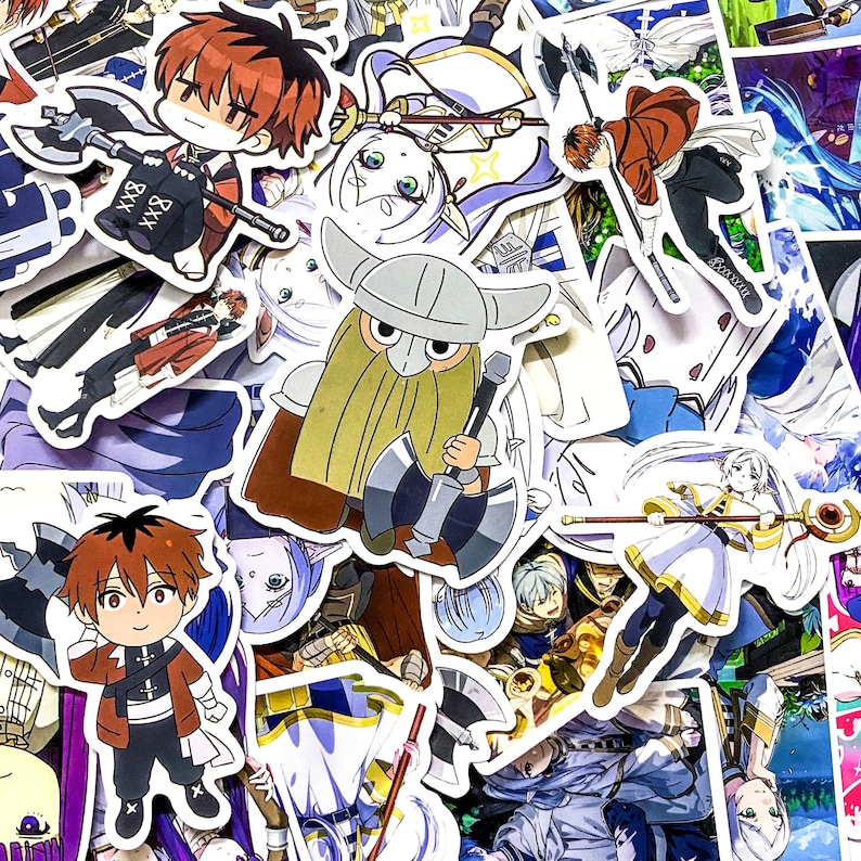 K&ouml;nnte beinhalten: Eine Sammlung von Aufklebern im Anime-Stil mit verschiedenen Charakteren mit Waffen und Fantasy-Themen. Die Aufkleber zeigen Charaktere mit roten und braunen Haaren, die &Auml;xte und St&auml;be schwingen, in einer farbenfrohen Auswahl.