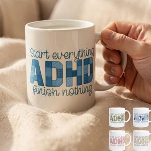 Pode incluir: Caneca de cerâmica branca com o texto "Start everything ADHD finish nothing" em azul. As letras "ADHD" têm um padrão de patchwork. A caneca é segurada por uma pessoa.