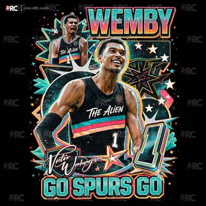 Könnte beinhalten: Grafikdesign mit einem Basketballspieler in einem schwarzen Trikot mit dem Text "THE ALIEN" und der Nummer "1". Das Design enthält den Namen "Victor Wembanyama" und den Satz "GO SPURS GO" in Türkis und Weiß. Der Hintergrund ist schwarz mit Sternen.