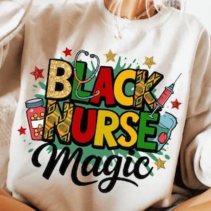 Może przedstawiać: Biała bluza z kolorową grafiką z napisem „BLACK NURSE MAGIC”. Projekt zawiera stetoskop, strzykawkę, butelkę z pigułkami i gwiazdki. Tekst jest w różnych kolorach i czcionkach.