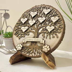 Pode incluir: Placa de árvore genealógica de madeira com acabamento natural de grão de madeira. O design da árvore apresenta folhas em forma de coração com nomes, uma faixa com a inscrição "SAMPLE FAMILY" e pegadas. Ideal para decoração de casa.