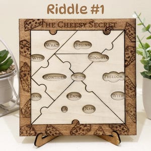 Könnte beinhalten: Holzpuzzle mit Käse-Design. Das Puzzle hat einen quadratischen Rahmen mit einem käseartigen Ausschnitt und dem Text "The Cheesy Secret". Die Puzzleteile enthalten Wörter wie "What", "Begins" und "Goodbye". Der Text "Riddle #1" steht oben.