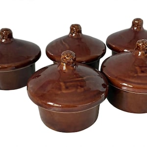 Set med 5 vintage franska bruna glaserade smörskålar - OMCG Pottery Beurrier - Rustika stengodsgrytor med lock - Serveringskärl för lantkök