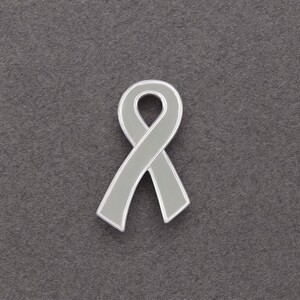 Parkinson Awareness Anstecknadel Mit Lila Band – Purple Ribbon Pin, Metall, Mit Butterfly-Verschluss