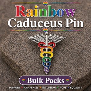 Peut inclure: &Eacute;pinglette Caduc&eacute;e arc-en-ciel avec un design en m&eacute;tal argent&eacute;. L'&eacute;pinglette pr&eacute;sente les mots "Rainbow Caduceus Pin" et "Bulk Packs". L'&eacute;pinglette est pos&eacute;e sur un fond gris textur&eacute;. L'&eacute;pinglette est un symbole de soutien, de sensibilisation, d'inclusion, d'espoir et d'&eacute;galit&eacute;.