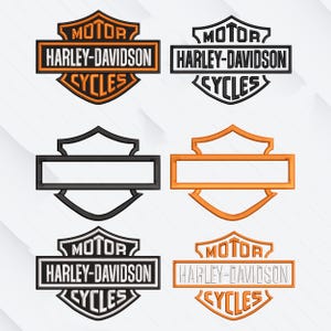 Może przedstawiać: Kolekcja logo Harley-Davidson w różnych stylach. Loga zawierają napisy "MOTOR HARLEY-DAVIDSON CYCLES" w kolorze pomarańczowym, czarnym i białym. Projekty obejmują kształty tarczy i prostokątów.