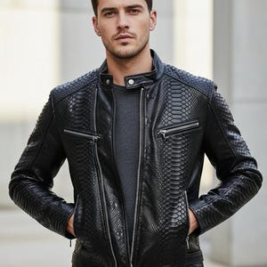 Schwarze Schlangenmuster-Leder-Bikerjacke für Herren - Stilvolle Reißverschluss-Oberbekleidung