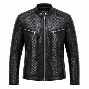 Puede incluir: Chaqueta de cuero negra con textura de piel de serpiente. Cuenta con cuello alzado, cierre de cremallera frontal y dos bolsillos con cremallera en el pecho. Las mangas tienen un diseño acolchado.
