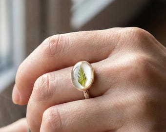 Pressed Flower Ring: Japanese Hedge Parsley with chalcedony main stone & 925 silver band