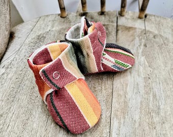 Patucos de bebé del suroeste hechos a mano: ¡No se caen! Un regalo moderno y neutro para bebé.