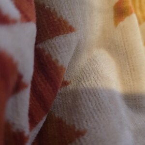 Puede incluir: Un letrero de madera hecho a mano con la palabra "Bienvenido" en una fuente l&uacute;dica. El letrero presenta un fondo blanco desgastado y un marco de madera te&ntilde;ida oscura. Un elemento floral decorativo est&aacute; en la esquina.