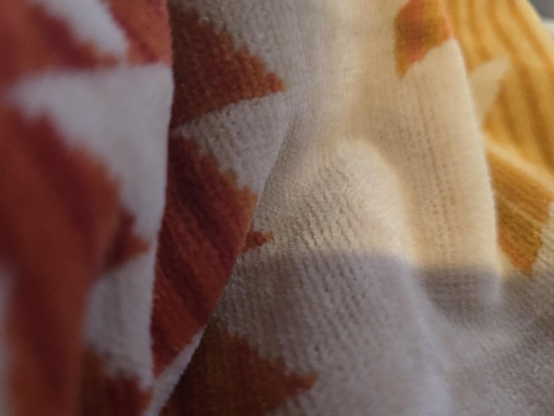 Puede incluir: Un letrero de madera hecho a mano con la palabra "Bienvenido" en una fuente l&uacute;dica. El letrero presenta un fondo blanco desgastado y un marco de madera te&ntilde;ida oscura. Un elemento floral decorativo est&aacute; en la esquina.