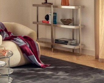 Tapete de lã neozelandesa tufado à mão, com design de arco esculpido, na cor carvão escuro.