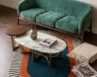 Tapete oval de lã tufado à mão – Tapete moderno abstrato com listras em tons de verde-azulado e laranja.